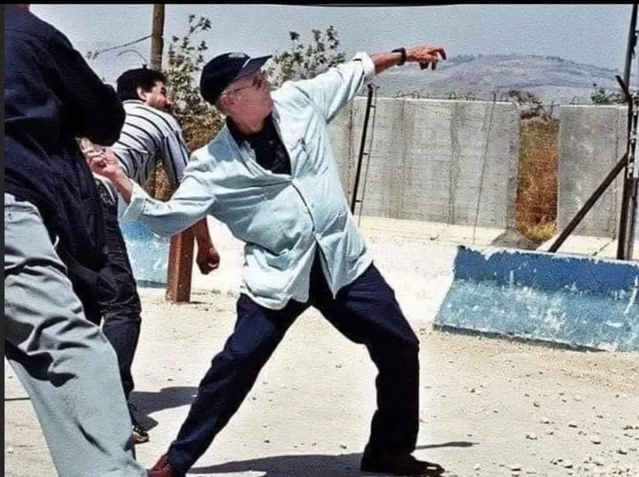إدوارد سعيد حاملا وسيلته للرد على العدوان
